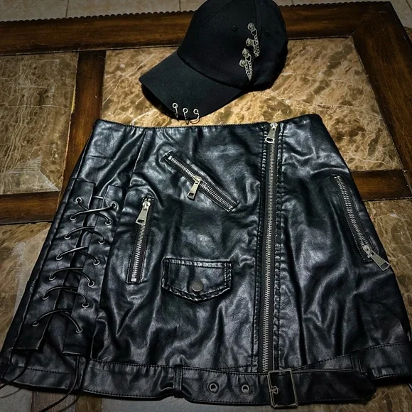 Black Leather Skirt with Zipper Details and hat - Picture 1 of 7